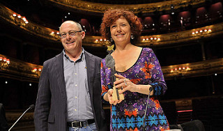 Iciar Bollain, directora de cine, con un premio del Festival de San Sebastián